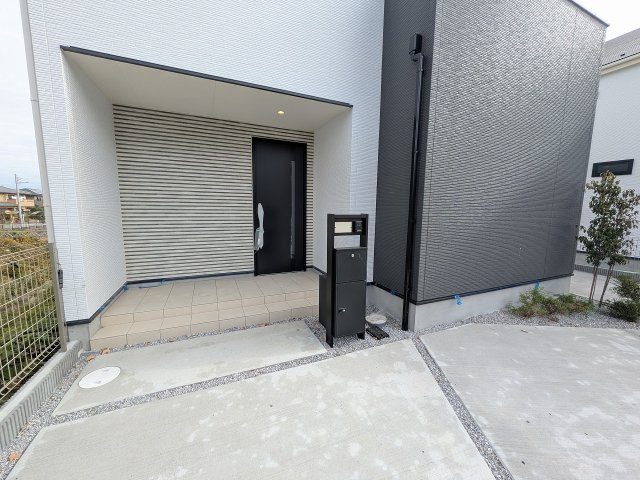 八王子市　めじろ台　新築一戸建ての玄関|～玄関は安心のWロックキーを採用～