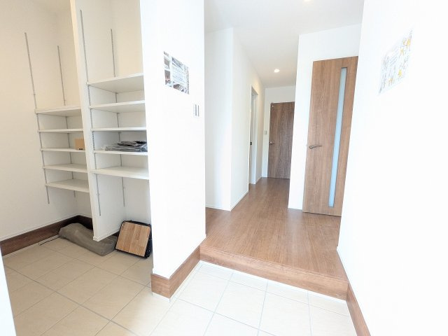 八王子市　めじろ台　新築一戸建ての玄関|～便利な加津棚付きのシューズインクローク　玄関をスッキリとした状態に保てます～