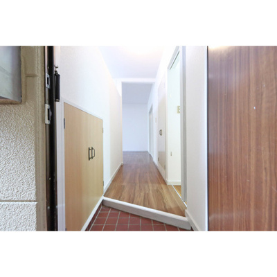 【玄関】 | 長門石ビレッジ | ※オールフローリングの別室の写真です