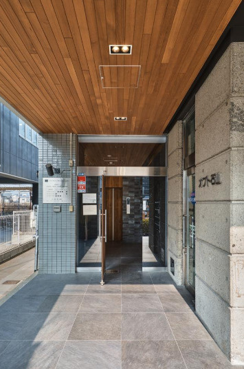 大津市粟津町の事務所のエントランス