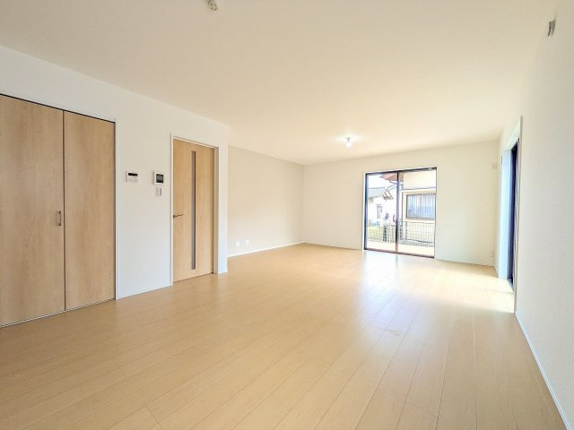 八王子市　めじろ台　新築一戸建ての居間・リビング|～20.7帖の明るいLDKで、家族団欒の時間をお過ごしいただけます～