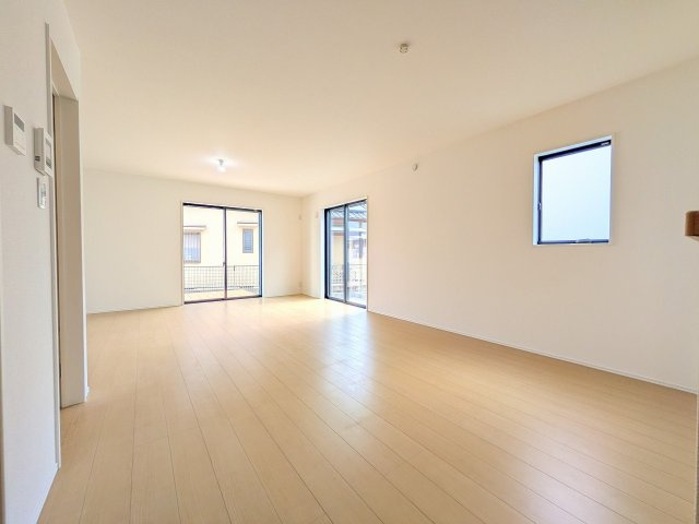 八王子市　めじろ台　新築一戸建ての内装|～20.7帖の明るいLDKで、家族団欒の時間をお過ごしいただけます～