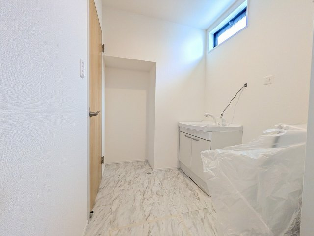 八王子市　めじろ台　新築一戸建ての脱衣所|～窓付きで明るい洗面所　換気もしやすいです～