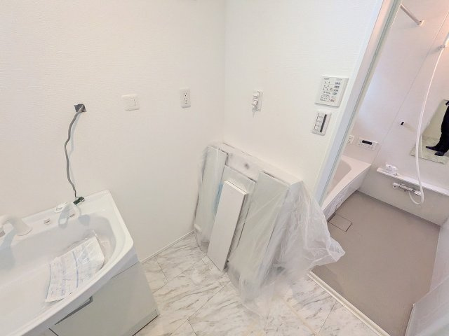 八王子市　めじろ台　新築一戸建ての独立洗面台|～３面鏡付きの独立洗面台　細々している物をスッキリ収納出来ます～