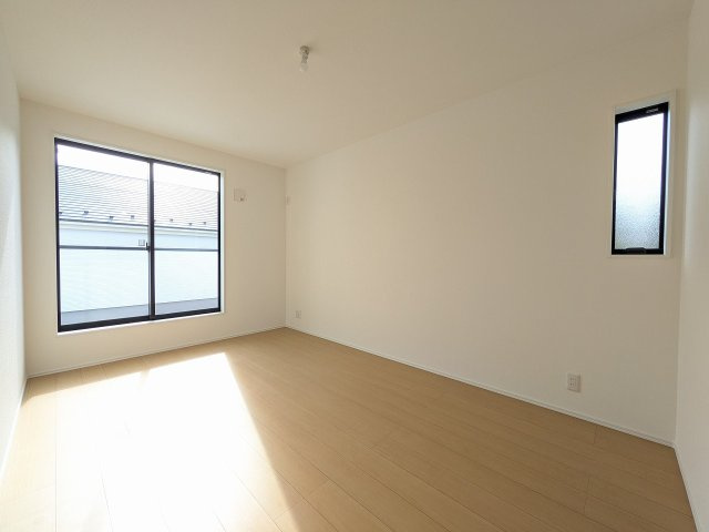八王子市　めじろ台　新築一戸建ての寝室|～2階7.2帖の主寝室　ベッドなど大型家具のレイアウトもしやすい広さです～