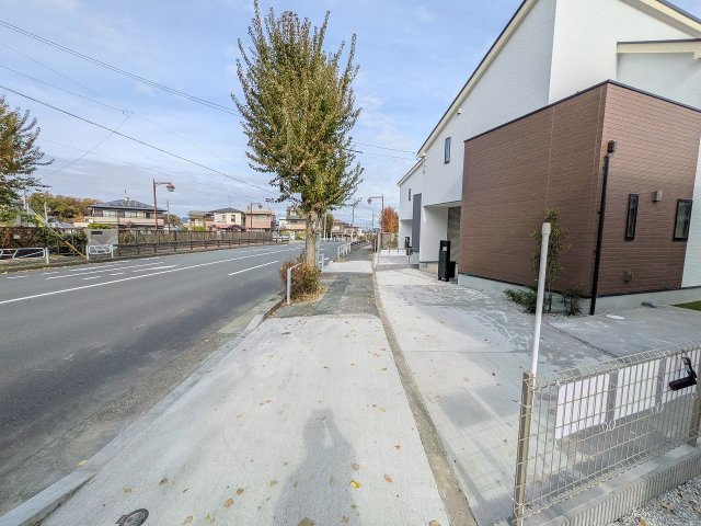 八王子市　めじろ台　新築一戸建ての前面道路含む現地写真|～西側18.8ｍ道路に面しています～