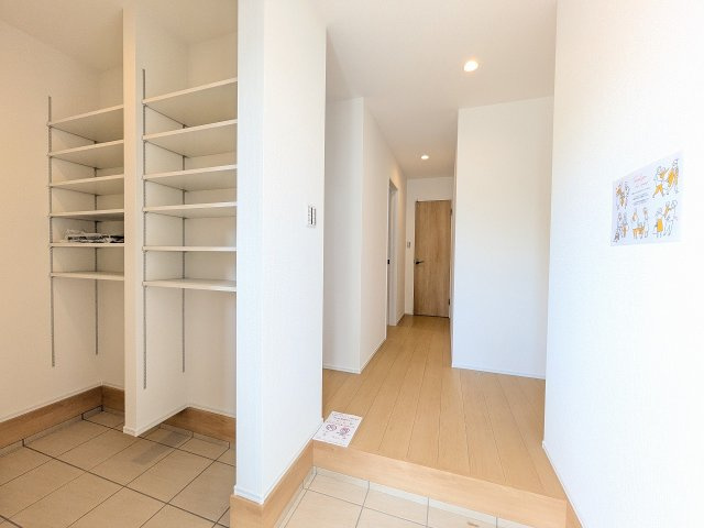 八王子市　めじろ台　新築一戸建ての玄関|～大容量収納可能なシューズインクローク付き　玄関をスッキリとした状態に保てます～
