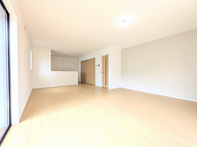 八王子市　めじろ台　新築一戸建ての居間・リビング|～20.7帖の明るいLDKで、家族団欒の時間をお過ごしいただけます～