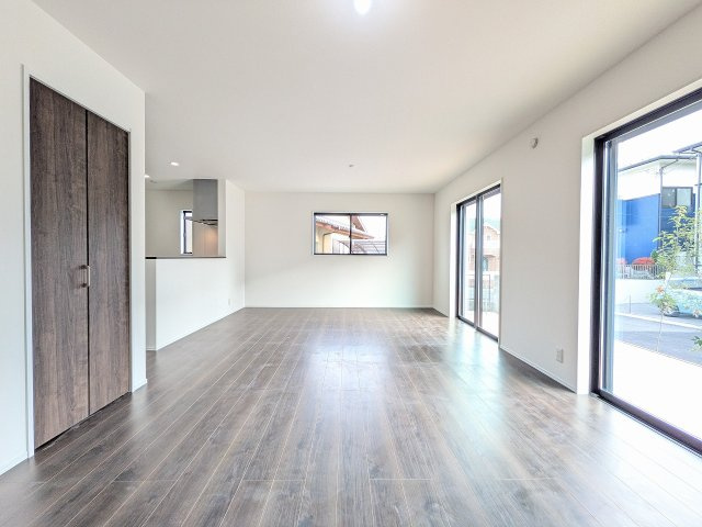 八王子市　めじろ台　新築一戸建ての居間・リビング|～20.0帖の明るいLDKで、家族団欒の時間をお過ごしいただけます～