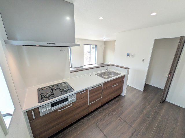 八王子市　めじろ台　新築一戸建てのキッチン|～キッチン脇には便利なパントリー付き～