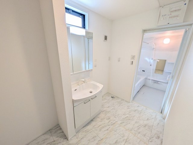 八王子市　めじろ台　新築一戸建ての脱衣所|～窓付きで明るい洗面所　換気もしやすいです～