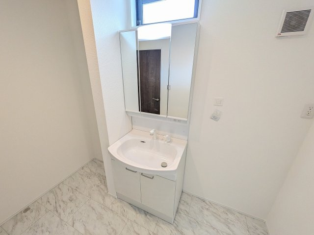 八王子市　めじろ台　新築一戸建ての独立洗面台|～３面鏡付きの独立洗面台　細々している物をスッキリ収納出来ます～