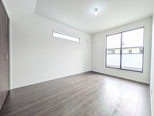 八王子市　めじろ台　新築一戸建ての寝室|～2階バルコニーに面している7.2帖の主寝室です～