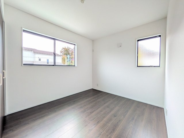 八王子市　めじろ台　新築一戸建ての洋室|～2階5.2帖の洋室　2面採光で明るく風通しの良いお部屋です～