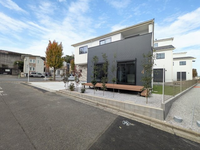 八王子市　めじろ台　新築一戸建ての前面道路含む現地写真|～南側6ｍ・西側18.8ｍ道路に面しています～