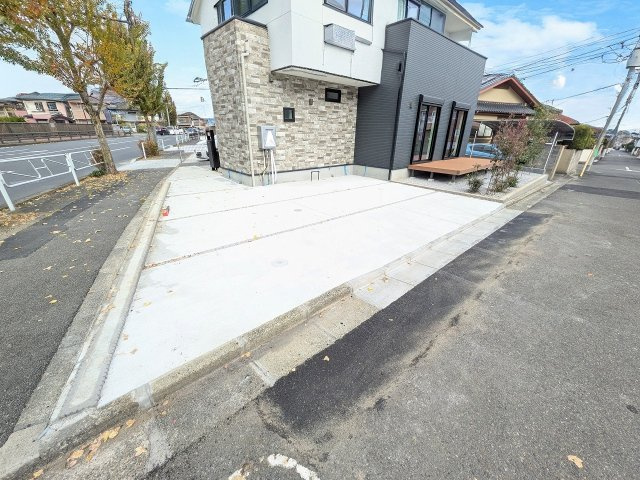 八王子市　めじろ台　新築一戸建ての駐車場|～並列2台駐車可能カースペース～