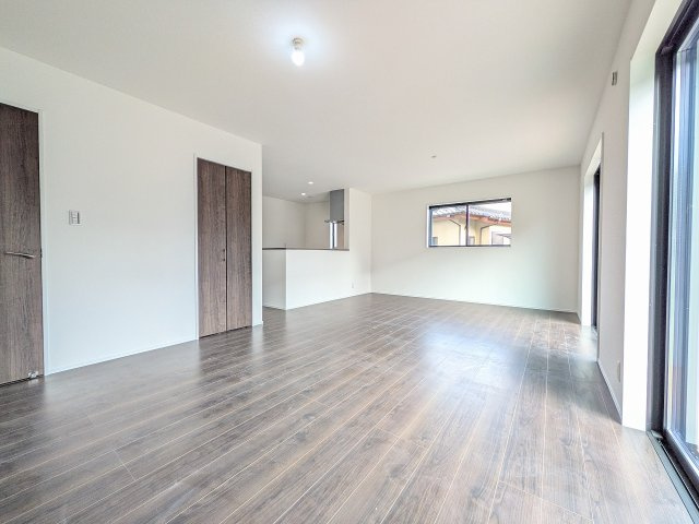 八王子市　めじろ台　新築一戸建ての居間・リビング|～20.0帖の明るいLDKで、家族団欒の時間をお過ごしいただけます～