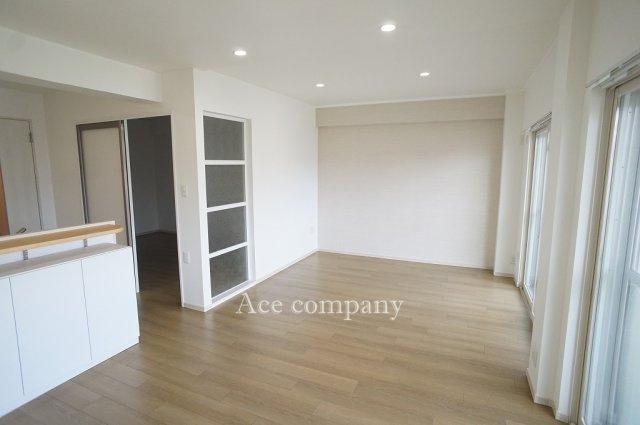 【居間・リビング】 | ハイマート若江2号棟 | 【LDK：約17帖】全室クロス貼替え、床フローリング・CF張替え、全建具新調、水廻り設備一新、ハウスクリーニング済みです☆