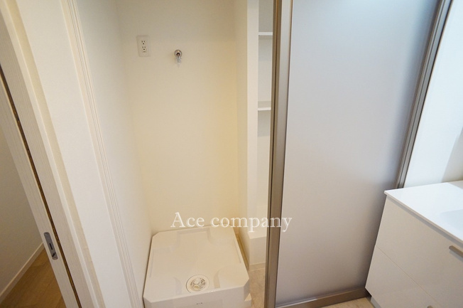 【ランドリースペース】 | ハイマート若江2号棟 | 室内洗濯機置き場完備☆洗濯パン・水栓新調☆サイドに収納棚付き♪来客時に目隠しOK、スライドドア付きです☆