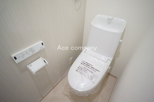 【トイレ】 | 八尾市若草町 | トイレは1階と2階の各階に完備♪ともに同仕様のシャワートイレ☆壁クロスの色は変わります☆※2階のトイレ内に床下収納付きです♪