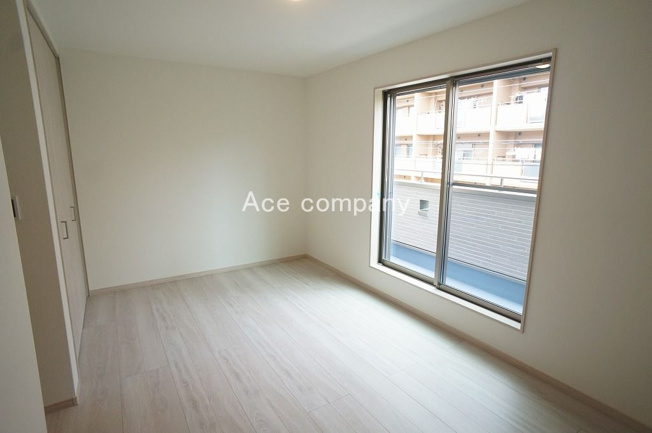 【寝室】 | 八尾市若草町 | 【2階：ゆったり洋室8帖♪】バルコニーに面したお部屋です☆