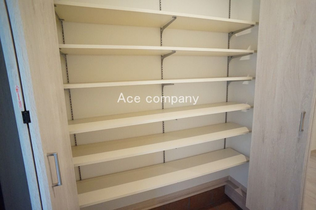 【収納】 | 八尾市若草町 | 大容量のシューズクローゼット内、便利な可動式の棚付きです♪