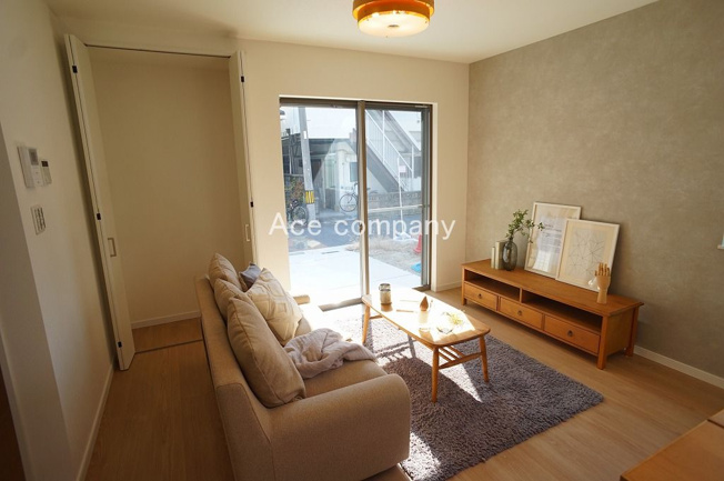 【居間・リビング】 | 八尾市明美町2丁目 | 【LDK：17帖】リビングに収納あります♪