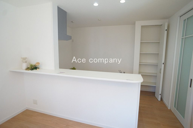 【キッチン】 | 八尾市明美町2丁目 | 対面式のカウンターキッチンです♪背面にパントリー（収納）あります♪