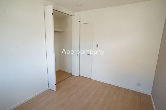 【子供部屋】 | 八尾市明美町2丁目 | 【2階：西側洋室5.25帖】クローゼット完備です♪