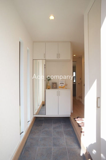 【玄関】 | 八尾市明美町2丁目 | 玄関収納たっぷり！ミラー付きのシューズボックス＋シューズインクローゼット完備です！