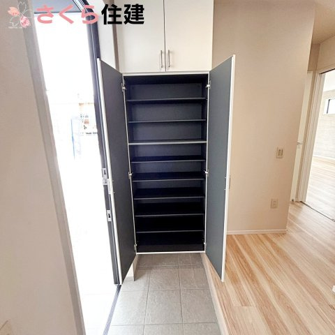 宇都宮市西原町2期　3号棟の玄関|シューズボックスも完備
