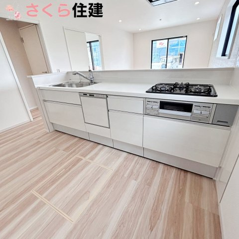 宇都宮市西原町2期　3号棟のキッチン|3口コンロは都市ガスです