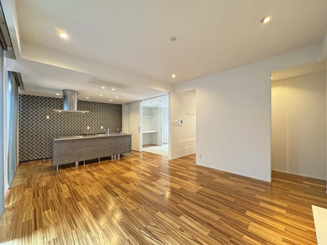 中古再生住宅：青葉台2丁目 の居間・リビング|明るく広々したリビング