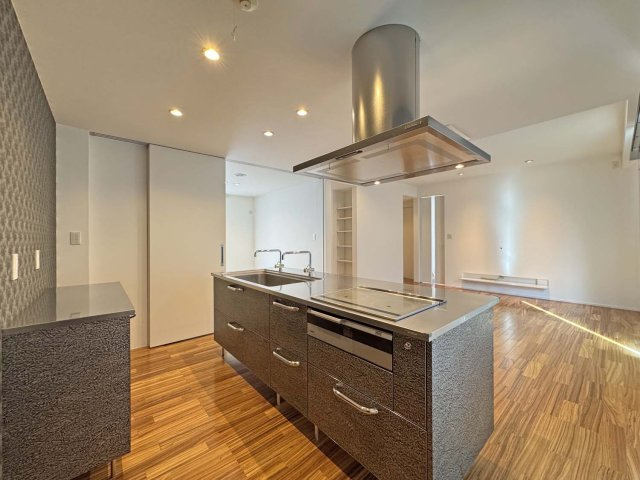 中古再生住宅：青葉台2丁目 の居間・リビング|キッチでの家事をしながらご家族との一体感が得られる対面キッチン