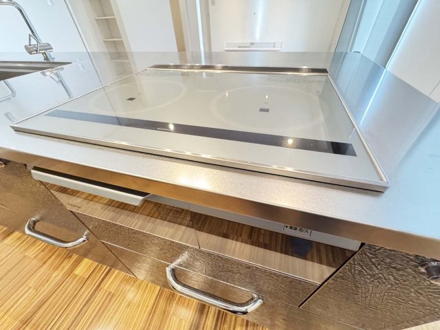 中古再生住宅：青葉台2丁目 のキッチン|エコで安全安心IHクッキングヒーター！お掃除も楽々！