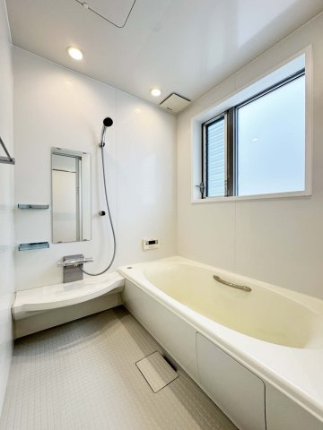 中古再生住宅：青葉台2丁目 の浴室|バスルーム　
雨の日のお洗濯にも大活躍な浴室乾燥機付！