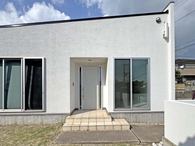 中古再生住宅：青葉台2丁目 の玄関|中古再生住宅：青葉台2丁目
★先着順販売受付開始！
◎庭付のある拘りの中古平屋住宅
◎大門駅車で11分
◎駐車3台 以上可