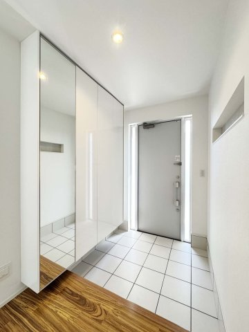 中古再生住宅：青葉台2丁目 の玄関|玄関には大容量のシューズボックス