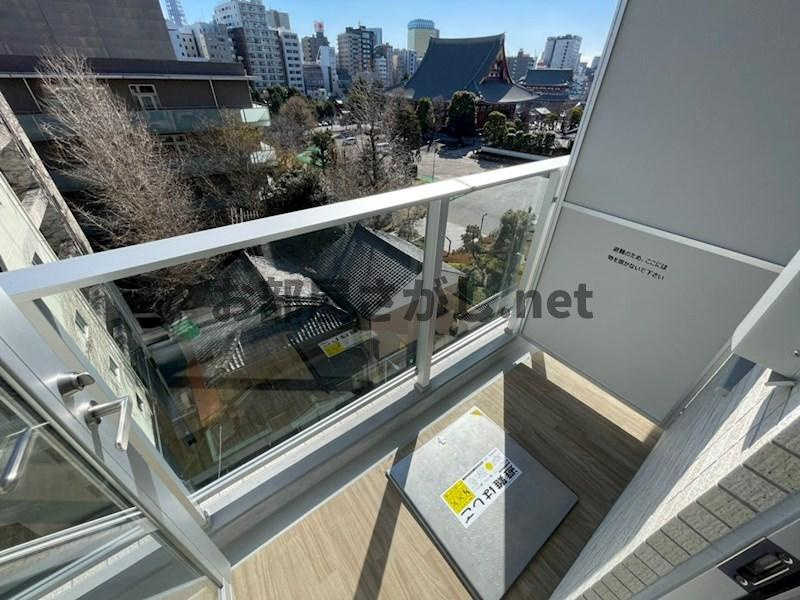 レヴァンテ浅草観音 壱【木目調でモダンな内装の1LDK／10月下旬入居可】のバルコニー