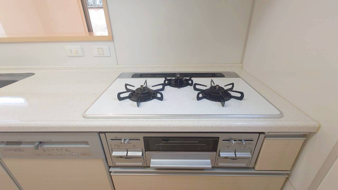 ◆２沿線利用可能◆リビング広々１９帖以上の４ＬＤＫ◆角地◆宇治市広野町尖山のキッチン|コンロ