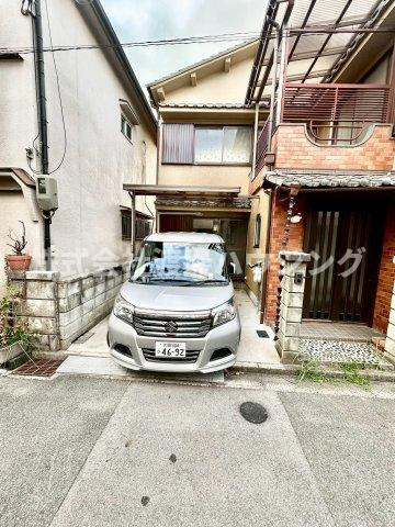 西弓削2丁目一戸建の駐車場