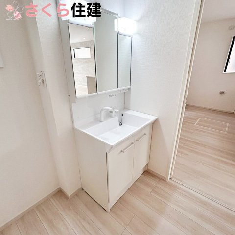 宇都宮市西原町2期　4号棟の独立洗面台|三面鏡の洗面台は収納もできて便利です