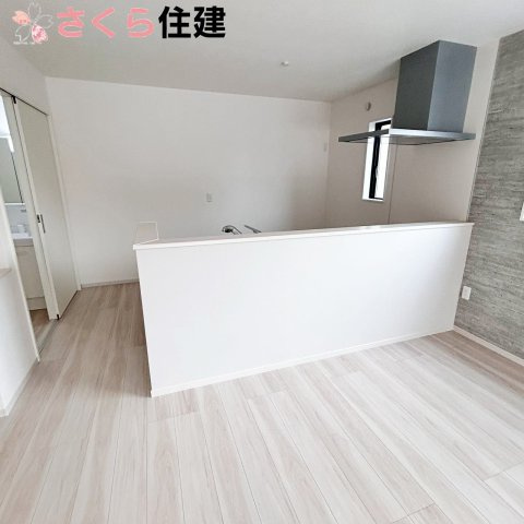 宇都宮市西原町2期　4号棟の居間・リビング|対面のキッチンはお料理しながらお話できてうれしいですね