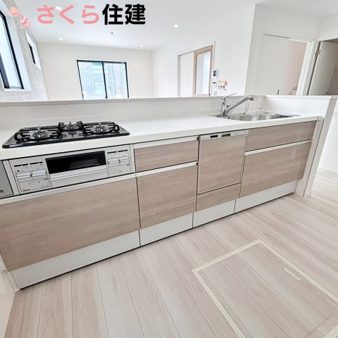 宇都宮市西原町2期　4号棟のキッチン|3口コンロは都市ガスです