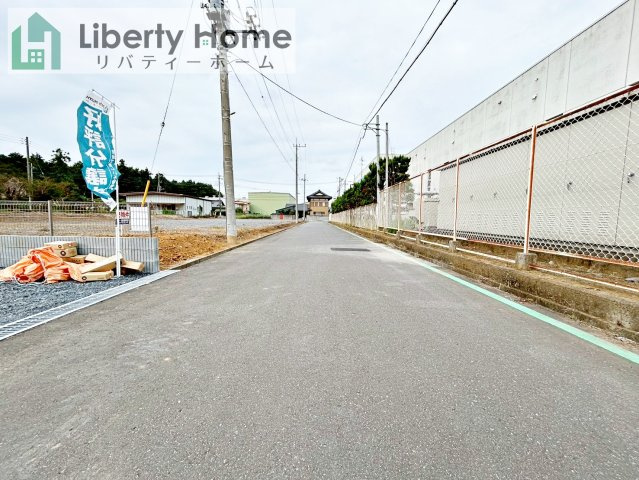 小美玉市上玉里第2　新築戸建　2号棟の前面道路含む現地写真