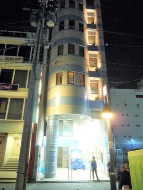 栄池田パークビルのエントランス