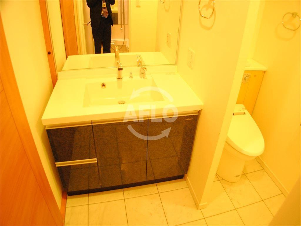 リーガル北堀江　堀江小学校区の洗面所|リーガル北堀江　広い脱衣所