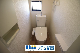 【トイレ】 | クレイドルガーデン山陽小野田市赤崎第２（２号棟） | いつまでも清潔な空間であって頂けますように、汚れをふき取り易いフロアと壁紙をチョイス致しました。