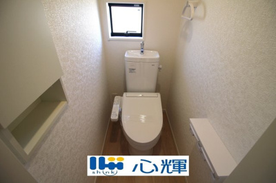 【トイレ】 | クレイドルガーデン山陽小野田市赤崎第２（２号棟） | いつまでも清潔な空間であって頂けますように、汚れをふき取り易いフロアと壁紙をチョイス致しました。