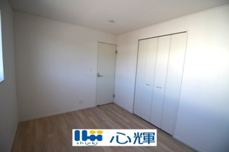 【洋室】 | クレイドルガーデン山陽小野田市赤崎第２（２号棟） | 明るさを基調とした部屋は、光を反射するので部屋を明るく美しく見せる効果もあります。